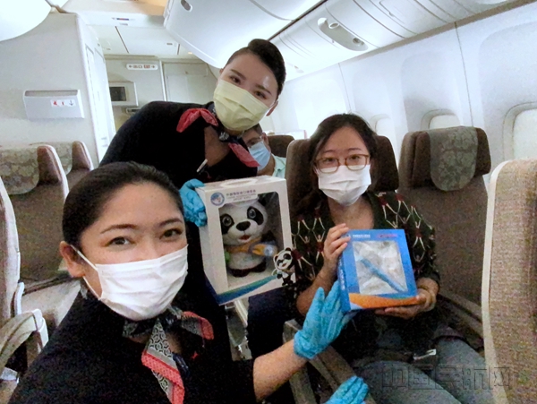 幸运旅客获赠主题航班纪念品-东航供图_副本.jpg