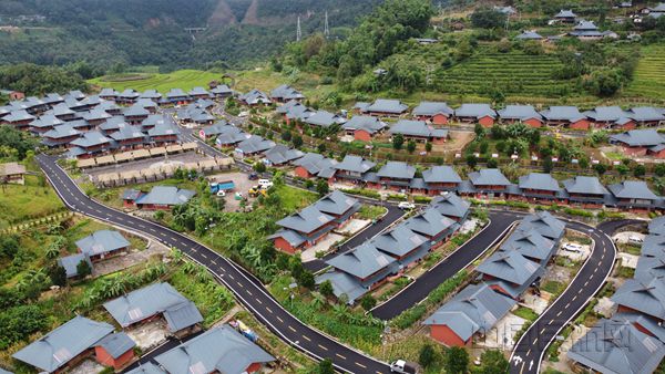 东航援助建设的“翁丁新村”-东航供图_副本.jpg