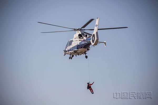8.火场上有人受伤,救援直升机飞抵火场,机降人员帮助受伤人员登上飞机。_副本.jpg