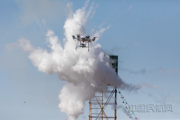 11.无人机也成为了灭火战场上一员大将。_副本.jpg