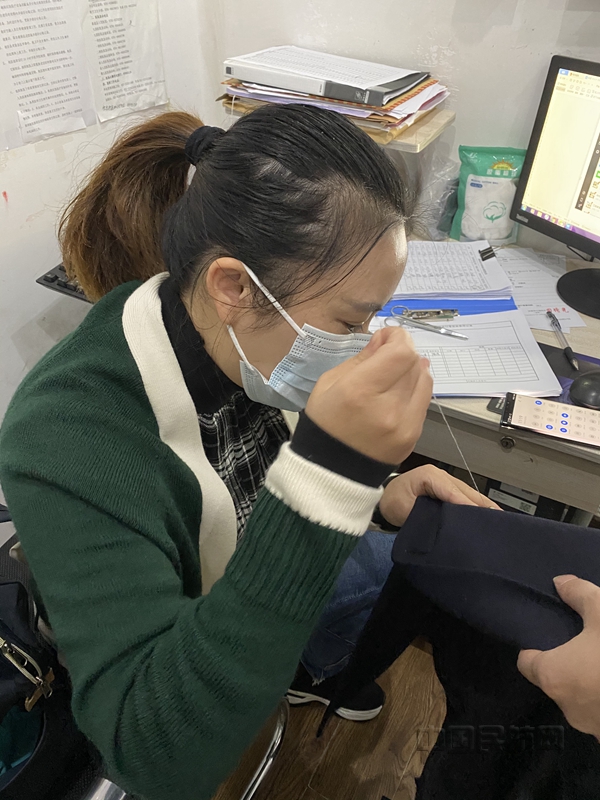 陈湾帮助机组缝制服扣子_副本.jpg