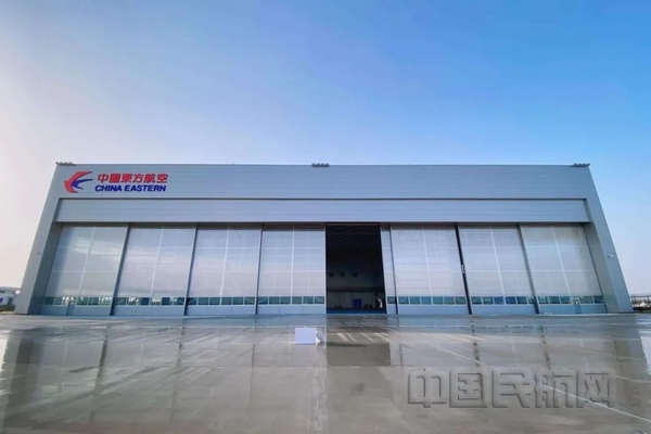 nEO_IMG_东航在武汉机场新建成的维修区机库-东航投资供图 (2)