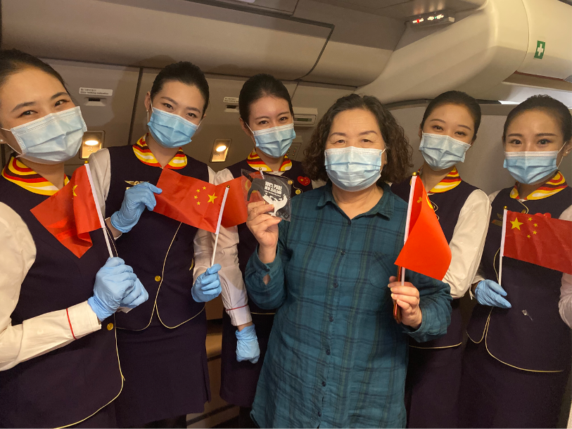 图一 机组与旅客合影.png 图一 机组与旅客合影.png