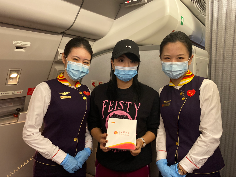 图三 获奖旅客与乘务员合影.png 图三 获奖旅客与乘务员合影.png