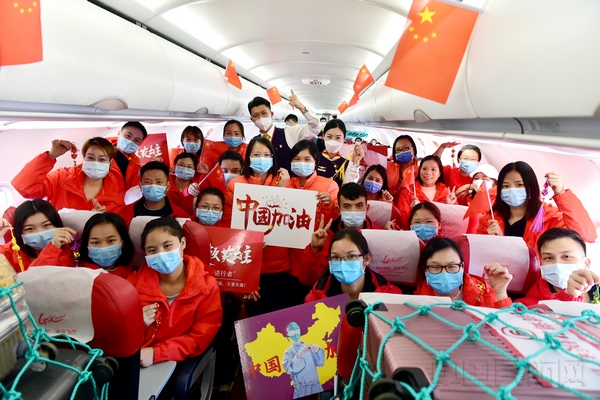 图 北部湾航空“白衣天使”护送团队执行援鄂包机任务(2).jpg 图 北部湾航空“白衣天使”护送团队执行援鄂包机任务(2).jpg