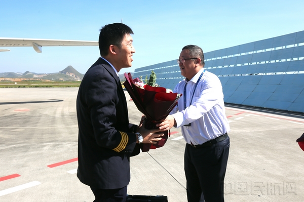 1李仕炅董事长为机组献花.jpg 1李仕炅董事长为机组献花.jpg