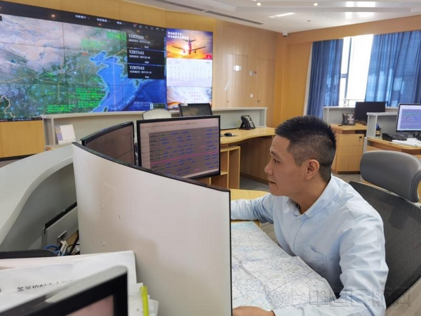 工作中的陈晓辉-金鹏供图.jpg 工作中的陈晓辉-金鹏供图.jpg