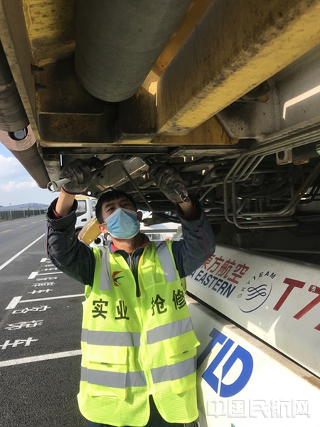 开展特种车辆维护保障-东航实业供图.jpg 开展特种车辆维护保障-东航实业供图.jpg