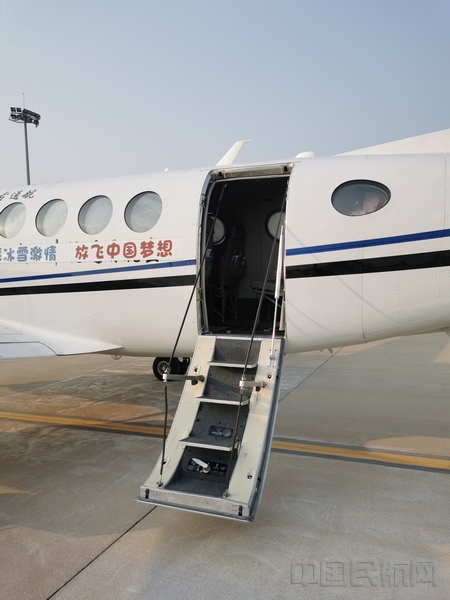 国王350飞机自带的客梯.jpg 国王350飞机自带的客梯.jpg