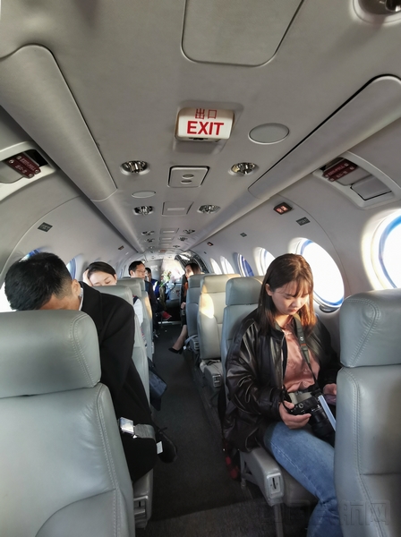 “环鲁飞”首航旅客在交流飞行感受.jpg “环鲁飞”首航旅客在交流飞行感受.jpg