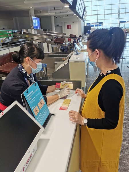 值机员工细心保障特殊旅客-东航武汉供图.jpg 值机员工细心保障特殊旅客-东航武汉供图.jpg