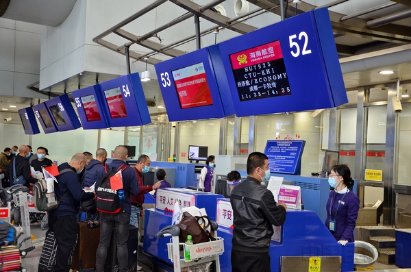 附图2：海南航空为赴巴工作人员有序办理值机手续.jpg