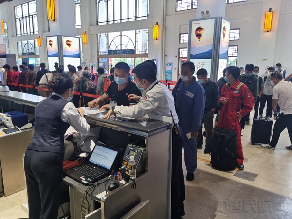 图2:为乘客办理值机手续.jpg 图2:为乘客办理值机手续.jpg