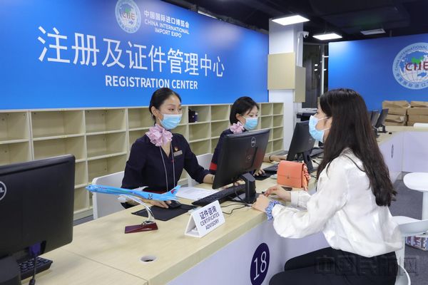 东航员工在进博会窗口开展服务-东航供图.jpg 东航员工在进博会窗口开展服务-东航供图.jpg