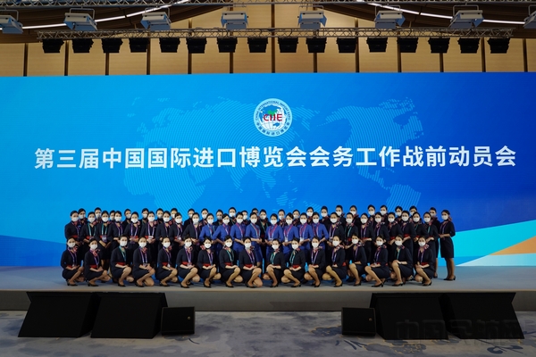 这是东航空姐作为志愿者连续第三届服务进博.jpg 这是东航空姐作为志愿者连续第三届服务进博.jpg