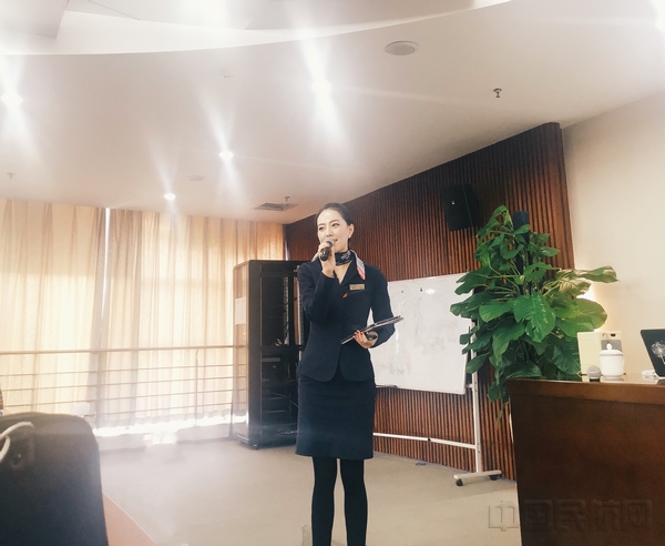 李旖与组员分享管理知识.jpg 李旖与组员分享管理知识.jpg