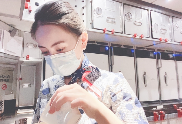 李旖在航班中细心认真 (1).jpg 李旖在航班中细心认真 (1).jpg