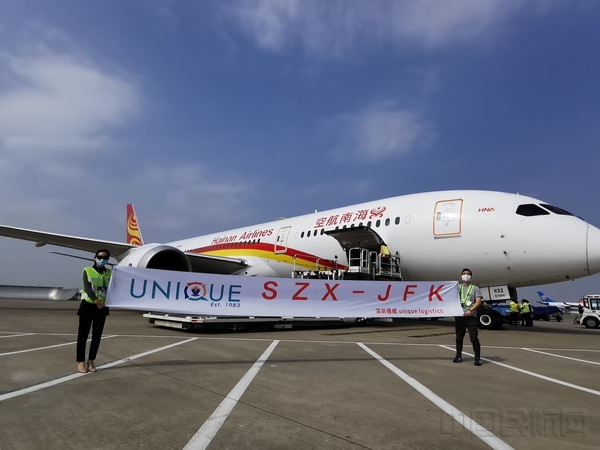 附图1:海南航空HU793深圳-纽约航班“客改货”物资装载(拍摄:冯伟明).jpg 附图1:海南航空HU793深圳-纽约航班“客改货”物资装载(拍摄:冯伟明).jpg