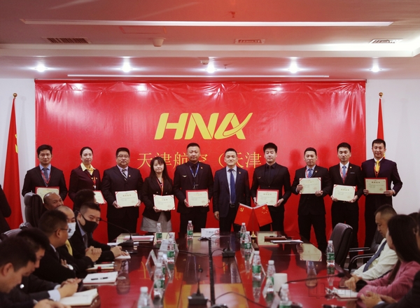 图二 天津航空总裁为仇志洋等先进个人颁奖.jpg 图二 天津航空总裁为仇志洋等先进个人颁奖.jpg