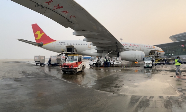 图三 天津航空执行医疗物资运输保障任务.jpg 图三 天津航空执行医疗物资运输保障任务.jpg