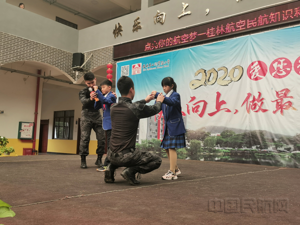 nEO_IMG_飞行员、乘务员、安全员与学生进行互动3