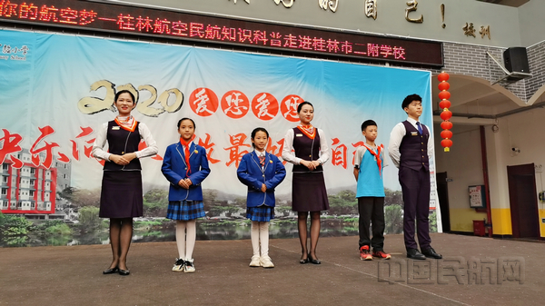 nEO_IMG_飞行员、乘务员、安全员与学生进行互动2