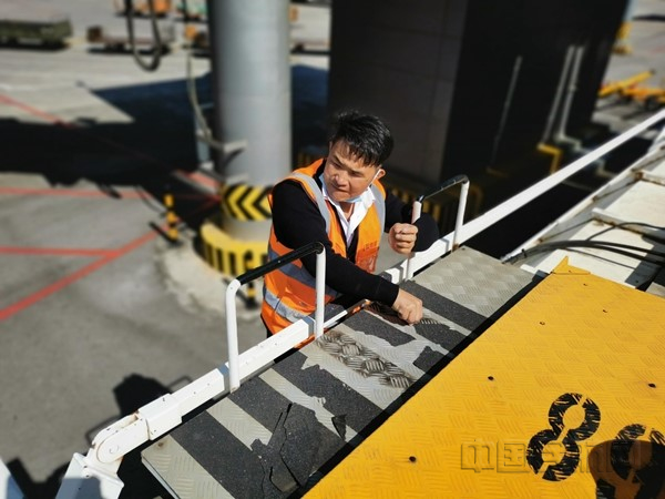 nEO_IMG_工作人员对垃圾车高空作业关键部位进行全面“体检”.jpg