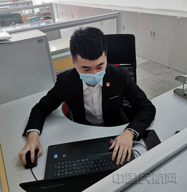 图二 “抗疫先进个人”田博工作中_副本.png