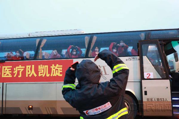 东航员工为抗疫医护人员送上祝福-东航供图_副本.jpg 东航员工为抗疫医护人员送上祝福-东航供图_副本.jpg