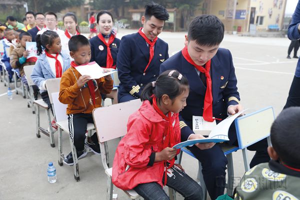 东航志愿者被贫困地区孩子开展助学-东航供图_副本.jpg 东航志愿者被贫困地区孩子开展助学-东航供图_副本.jpg
