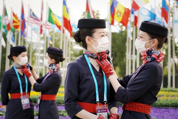 东航空乘成为进博志愿者-东航供图_副本.jpg 东航空乘成为进博志愿者-东航供图_副本.jpg