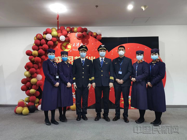 图三  安全员大队队长韩卫执行支援航班_副本.png