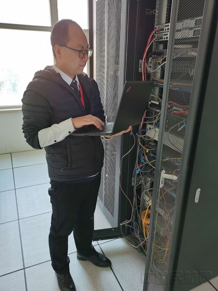 附图1:工作中的海亿权.jpg 附图1:工作中的海亿权.jpg