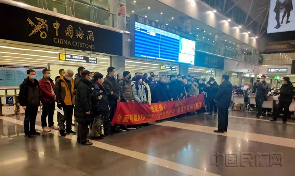 附图1：中石油工作人员于登机前集体合影留念_副本.jpg