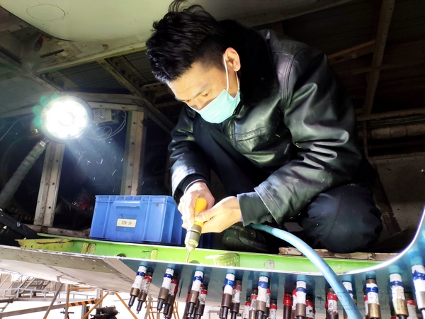 工作者正在执行B-5021飞机C10检,进行货舱维修作业。摄影:闫肖业1.jpg 工作者正在执行B-5021飞机C10检,进行货舱维修作业。摄影:闫肖业1.jpg