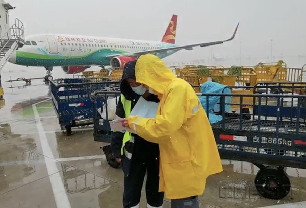 图一 寒风中装卸人员正在仔细核对行李_副本.png 图一 寒风中装卸人员正在仔细核对行李_副本.png