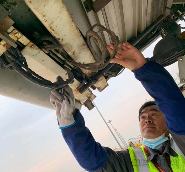 图二 马国权师傅正在抢修故障车辆_副本.png