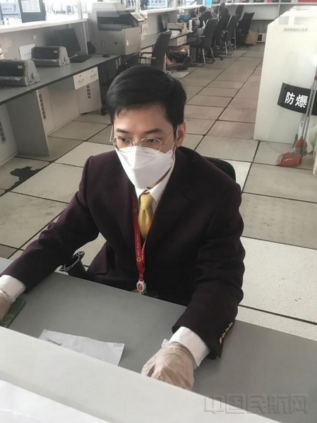 图三 孔严晨工作照.jpg 图三 孔严晨工作照.jpg