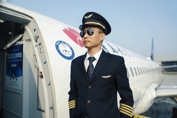 1、刘坤,青岛航空机长、A类飞行教员,飞行时间7100多个小时,2014年加入青岛航空,2020年获全国交通运输系统抗击新冠疫情先进个人。.jpg 1、刘坤,青岛航空机长、A类飞行教员,飞行时间7100多个小时,2014年加入青岛航空,2020年获全国交通运输系统抗击新冠疫情先进个人。.jpg