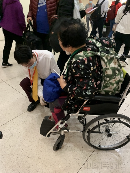 附图1:海南航空特服人员细心地为旅客安放轮椅(摄影:胡珊珊).jpg 附图1:海南航空特服人员细心地为旅客安放轮椅(摄影:胡珊珊).jpg