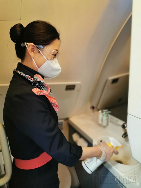 东航乘务员及时清洁客舱洗手间-东航供图.jpg