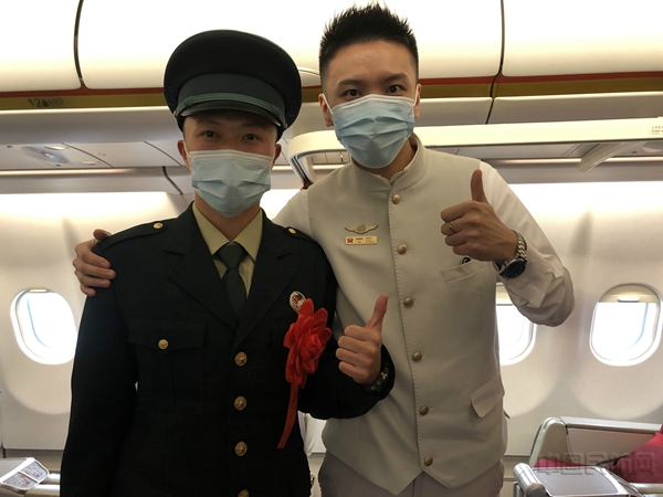附图2:乘务员买静轩(右)与退伍军人合影,同时她也是一名退伍军人。2.jpg