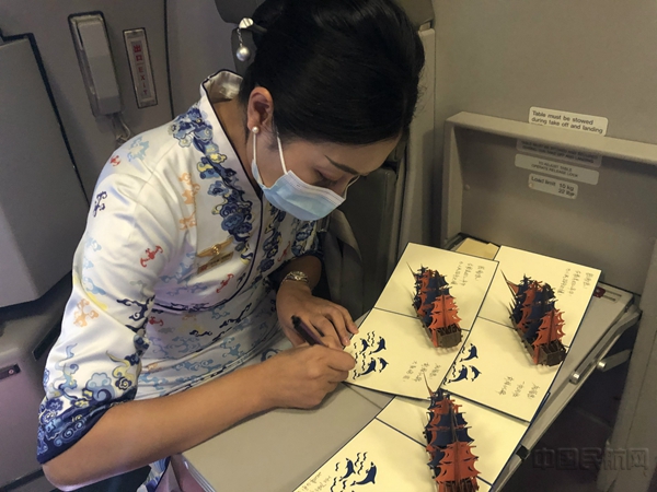 附图3乘务员在明信片上为退伍军人写寄语3.jpg