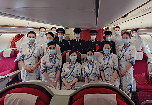 附图5四名退伍军人与乘务组合影5.jpg