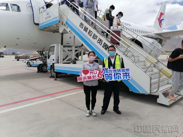 东航在各地航点服务“随心飞”旅客-东航供图.jpg 东航在各地航点服务“随心飞”旅客-东航供图.jpg