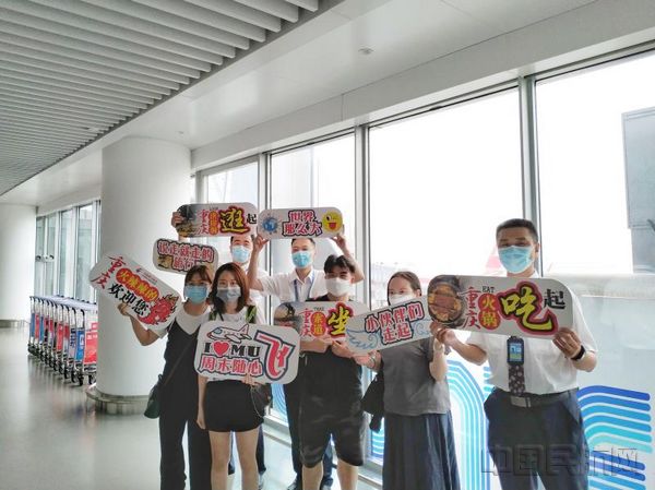 东航在各地航点服务“随心飞”旅客-2-东航供图.jpg 东航在各地航点服务“随心飞”旅客-2-东航供图.jpg