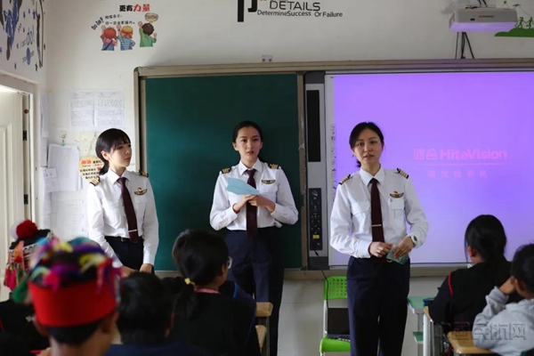 公司飞行员赴希望小学扶贫08