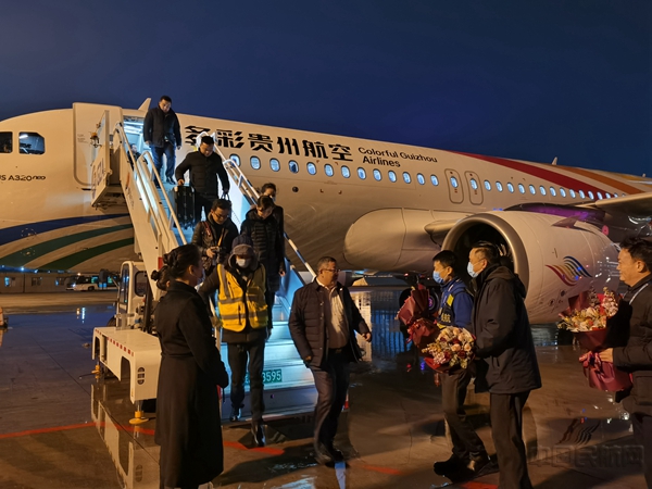 贵州航投集团党委书记、董事长,多彩贵州航空党委书记、董事长李仕炅随机抵达贵阳07