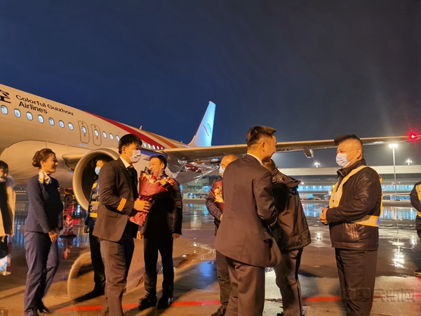 机场集团、贵州监管局、贵州空管分局以及多彩贵州航空在家领导到机坪欢迎接机人员到来10