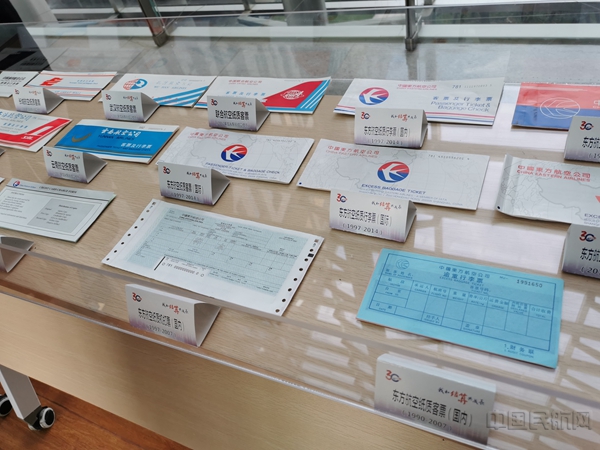 展览现场实物展示了东航曾经使用过的各种客票和单据-2-钱擘摄4
